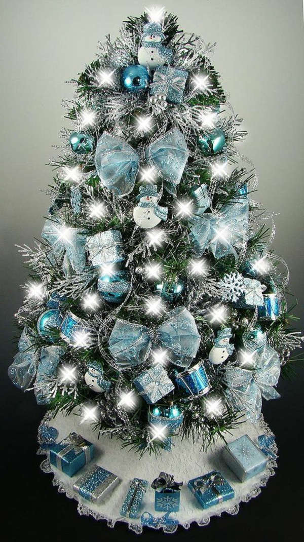 toll.dekorierter Коледна елха в Blue