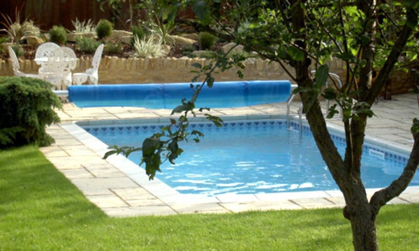 Móvil-por-cuadrado diseño de la piscina en el jardín