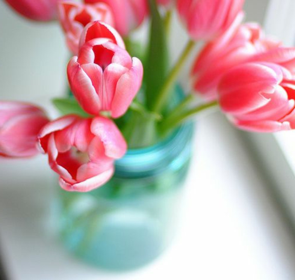 gran decoración de la mesa con tulipanes de color rosa-en-