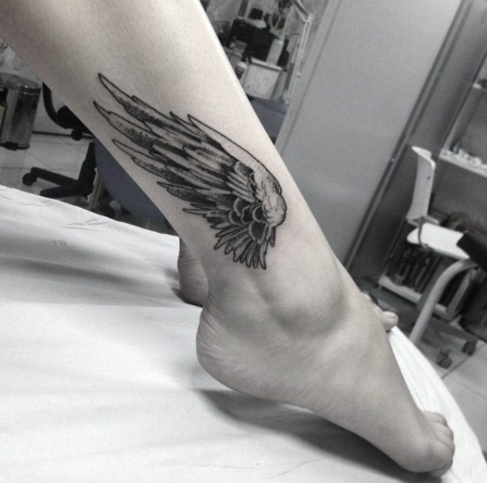 még egy ötletes ötlet egy kis fekete angyal szárny tetoválás a lábak