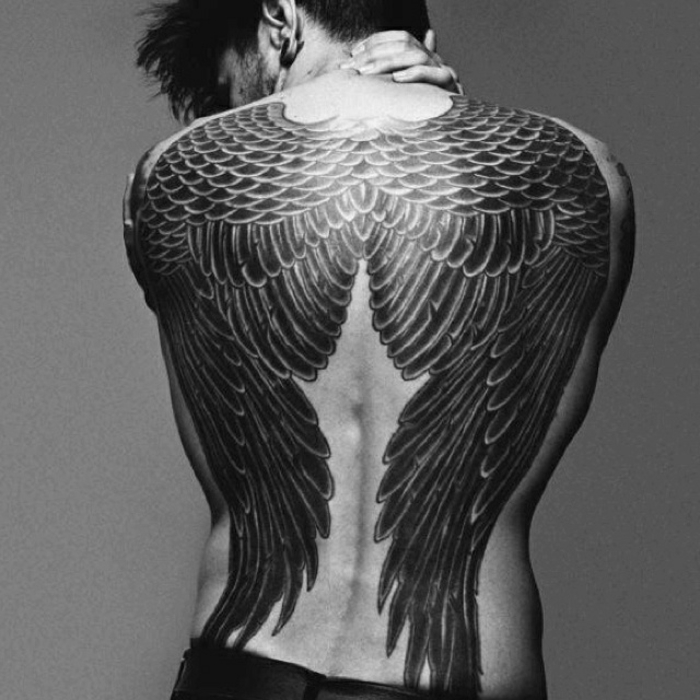 čovjek s velikom, bajkovitom, crnom anđelovom tetovažom - ovdje su dva crna anđela krila s dugim crnim perjem