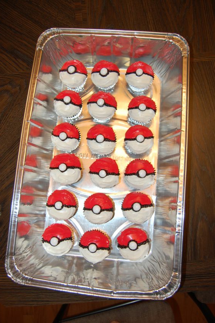 Idea para pequeños pasteles pokemon rojos que parecen pokebolas rojas