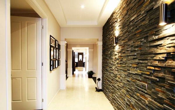 Hermoso muro de piedra en el pasillo de lujo: diseño innovador de la pared