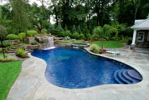 gran piscina en el jardín Cascada idea de diseño