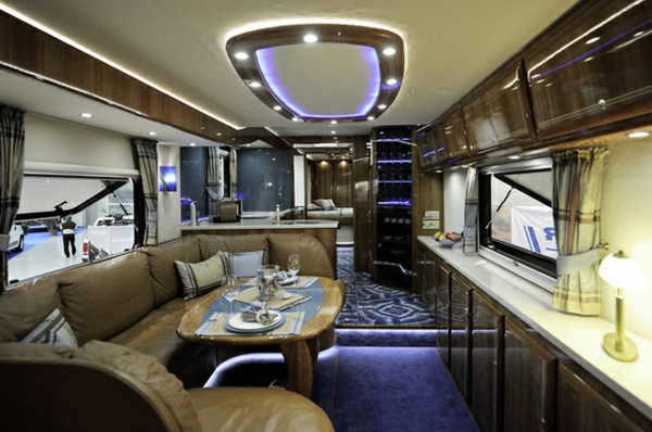Caravan Salon красиво съоръжение Camper с луксозен дизайн