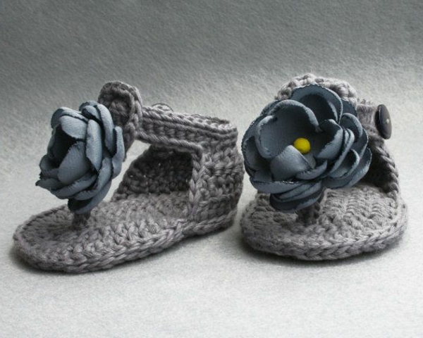 super-dizajn-heklanje-beba cipele-pra-ideje-za-kukičanje-sivo-beba cipele-sa-cvijećem-häkeln-
