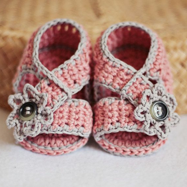 Los zapatos de las grandes-ideas-para-crochet -tolles-diseño-crochet-bebé zapatos-con-flores-crochet-rosa-bebé