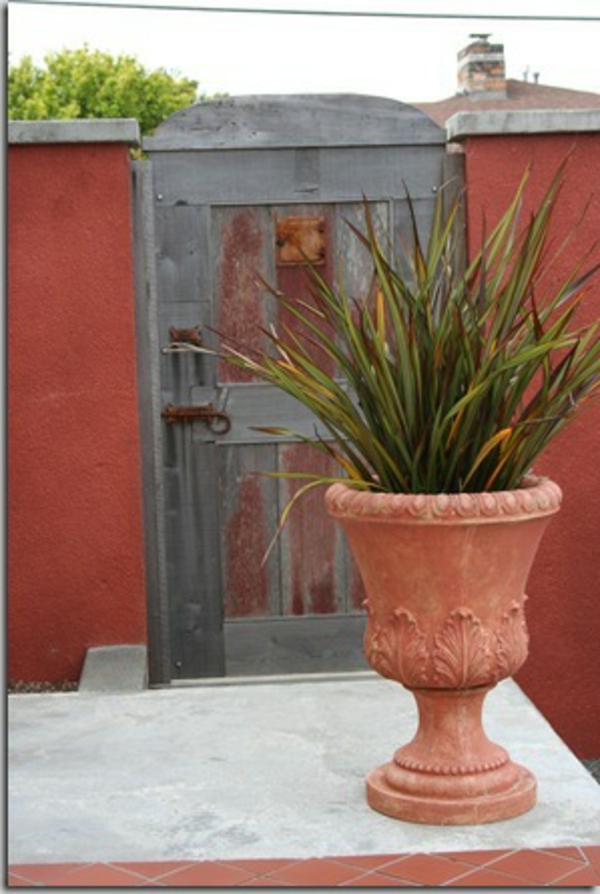 саксийни растения в средиземноморска градинска врата интересен дизайн