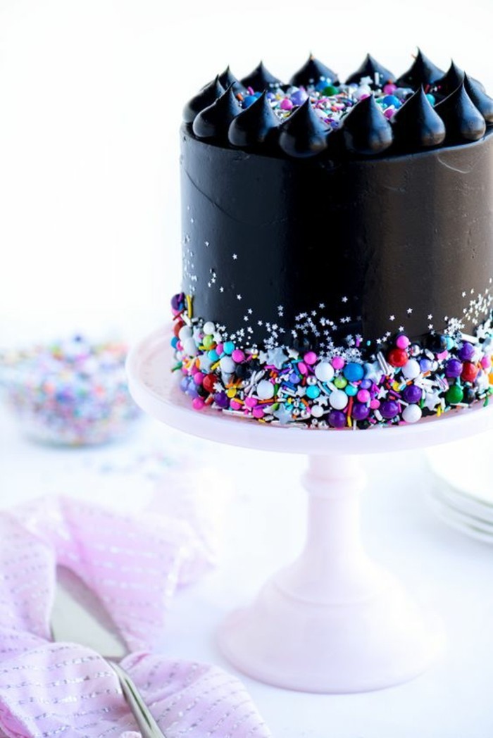 tarte-à-18-anniversaire anniversaire gâteaux fascinant-noir-pie-coloré-suesse-déco
