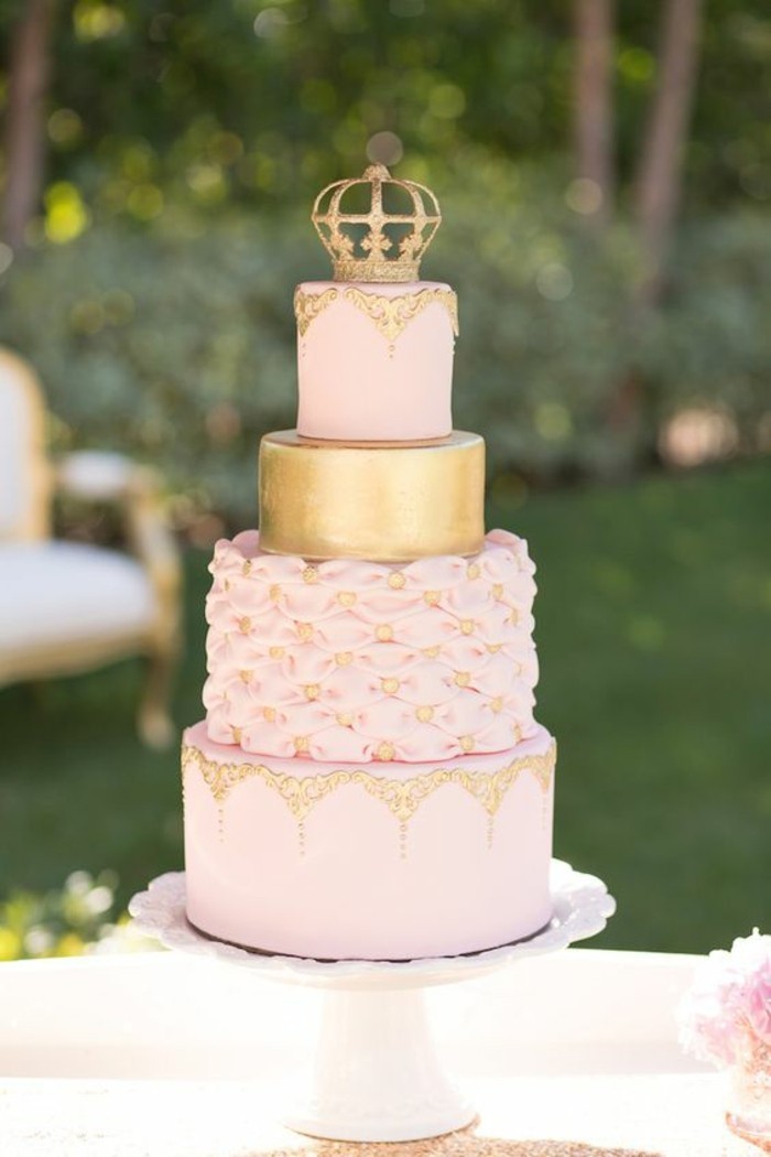 tarte à 18 anniversaire Geburtstagstorten-leur-Majesté la pie-pie rose à la couronne