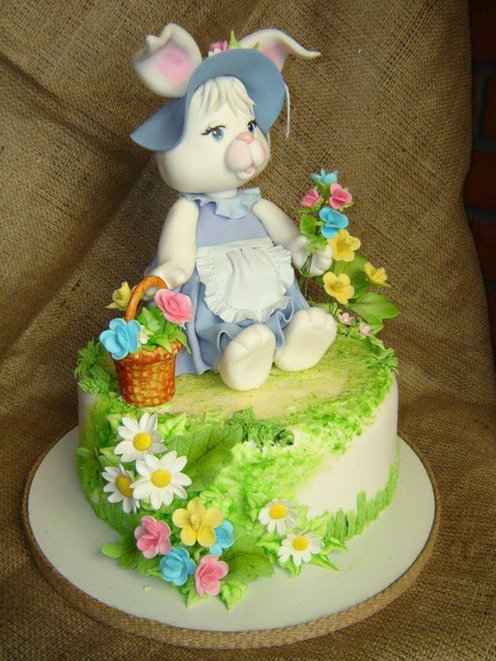 Великденски мотив торти идеи с украса Великденски зайче направени от марципан