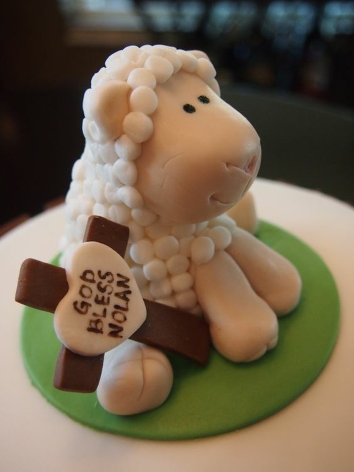 Pies-a-bautizo-divertida-idea-para-Gâteau-bautizo-ovejas pasta de azúcar de caracteres