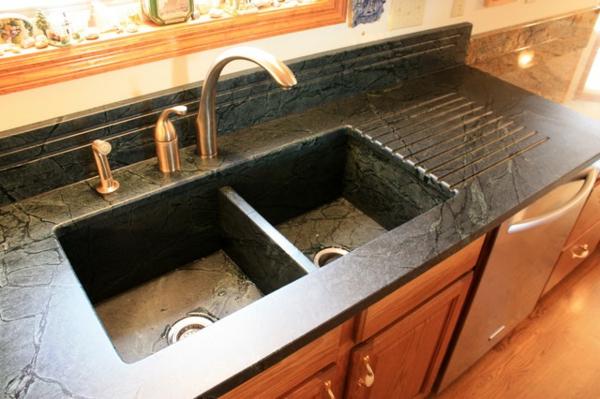 tradicionalno-izgled-kamena-sudoper-za-kuhinja i drveni ormarića