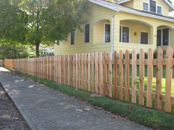 традиционна дървена ограда-жълта къща