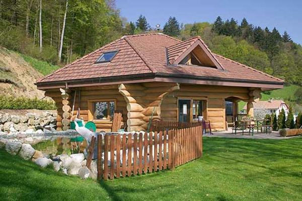 традиционен канадски дървена къща-в-зелено