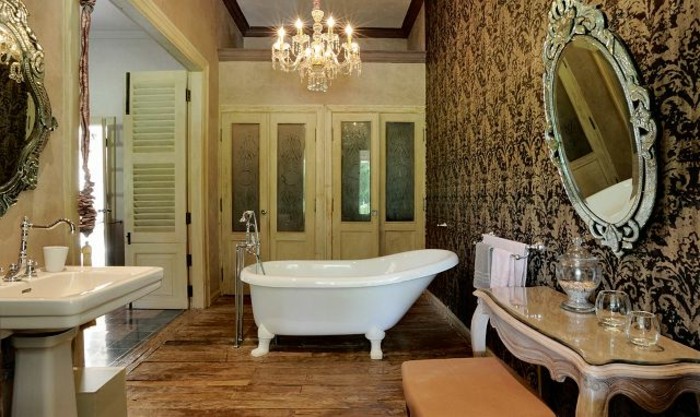 rêve salles de bains-idées-élégant-détaché baignoire et baroque miroir