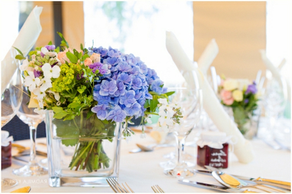 vjenčanje iz snova-cvjetnih aranžmana dekoracija stolova, zelena i ljubičasta
