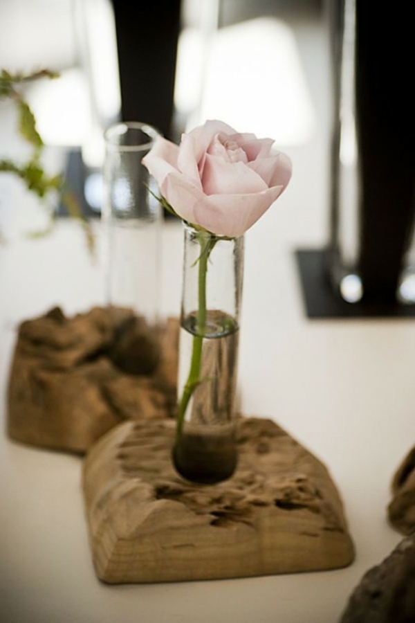 rose dans un petit vase - tampon de bois flotté pour vases