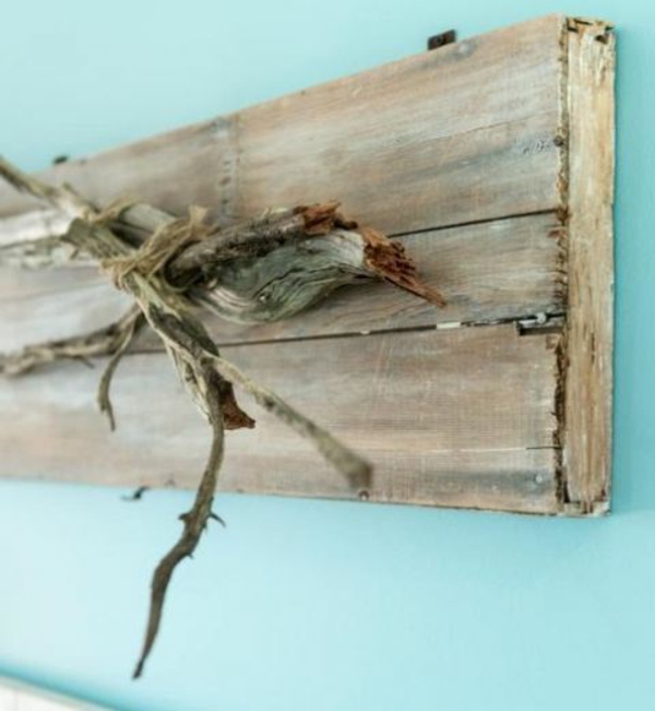objesiti driftwood odbora na zidu - zanimljiv ukras