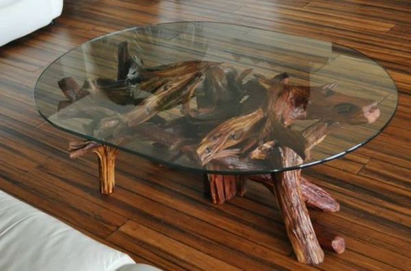 стъклена маса с крака от дървесина - декорация за всекидневната