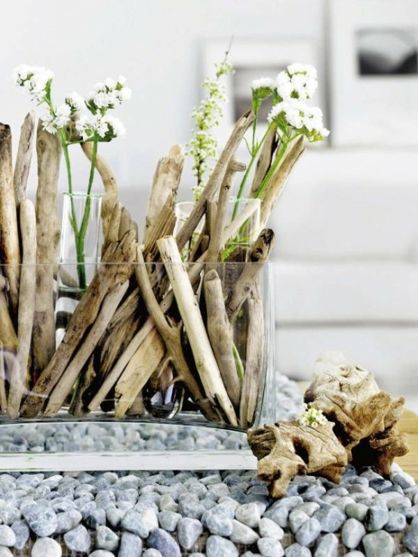 deco driftwood botok és fehér virágok üvegben