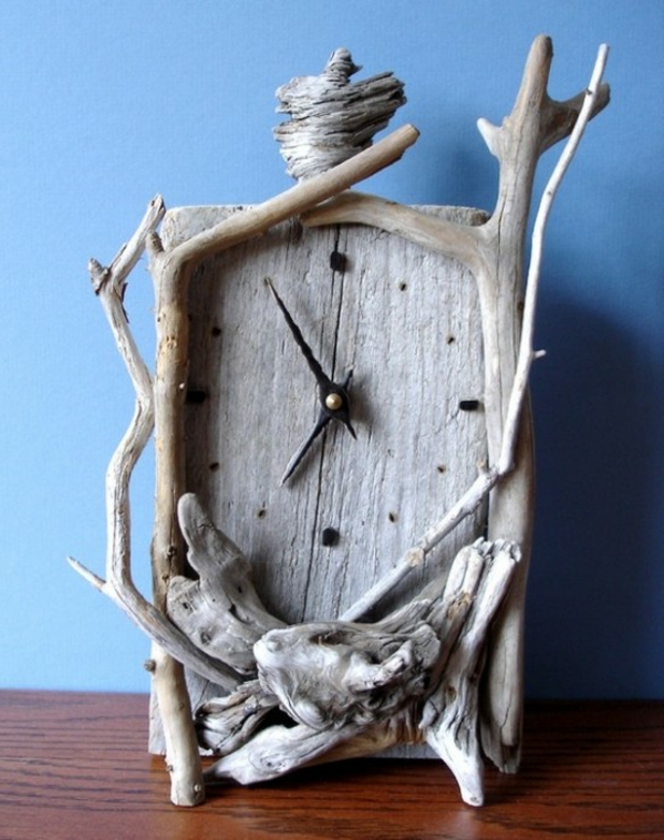 Ekstravagantno oblikovan driftwood clock - plavi zid kao pozadina