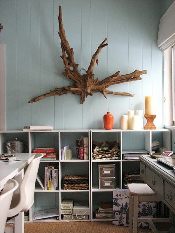 Ekstravagantno ukrasno drvo - u sobi s stolom za blagovanje, svijeće prozorske police