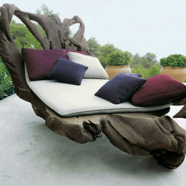 chaise longue en bois flotté - environnement naturel et coussins contrastants