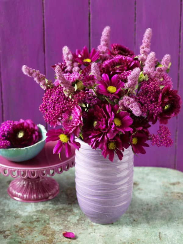 цвят на тенденцията за 2014 г. - виолетово - цветя във ваза и подложка