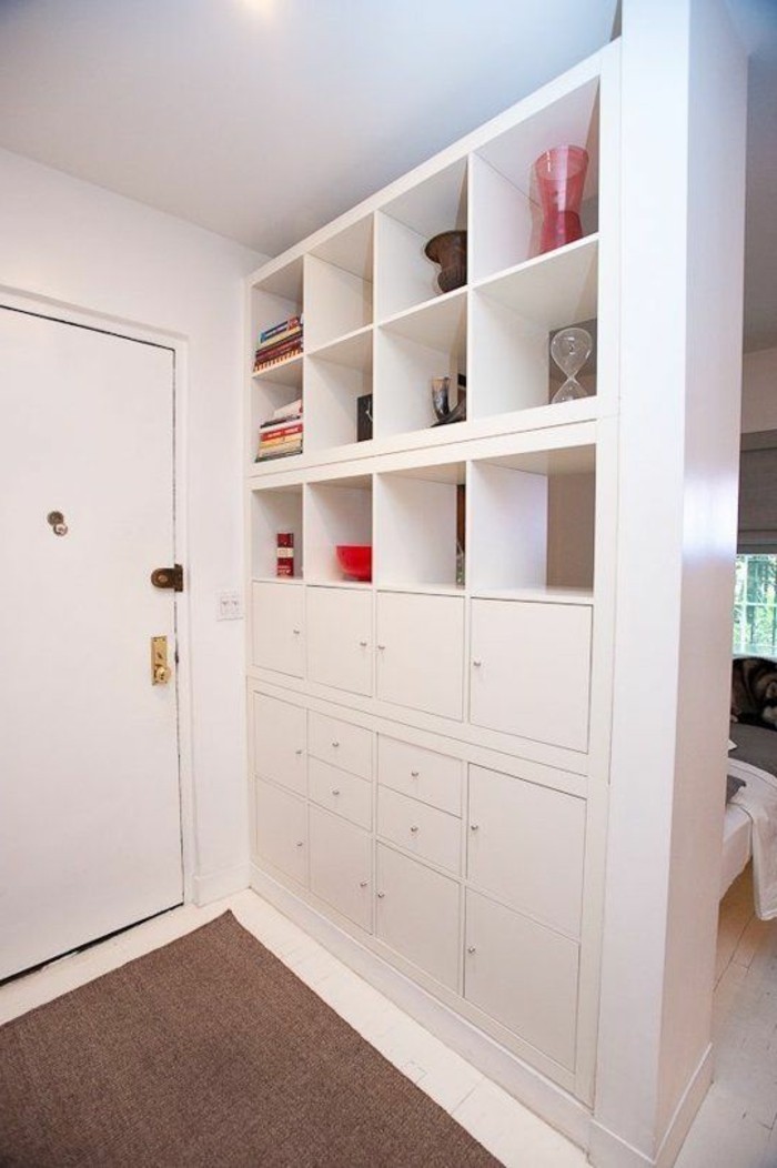 partición-shelf-pasillo-salón-cierra-estante-espacio-trenner estantes-as-a-partición de la pared de la alfombra de color blanco-Eingangstür