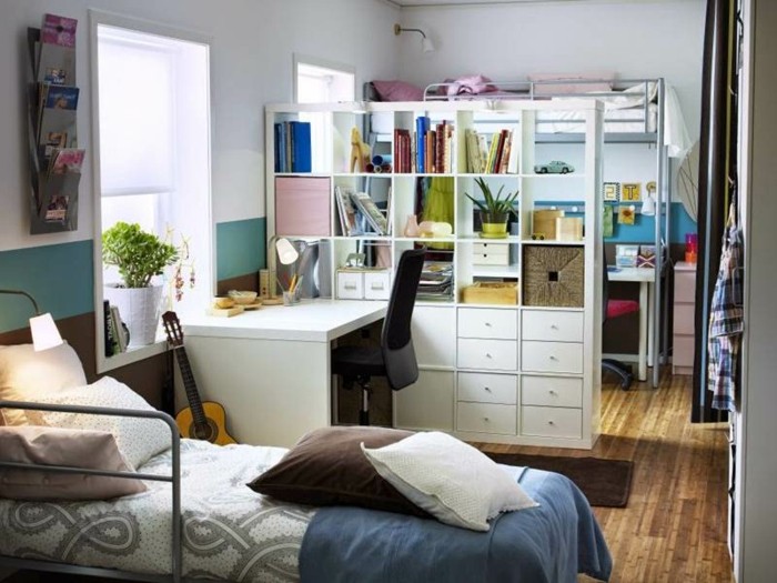 διαμέρισμα-shelf-νηπιαγωγείο-βιβλία στο ράφι του δωματίου διαιρέτες δωματίων διαχωριστικά-ράφια-υπνοδωμάτιο-μονό κρεβάτι, ξύλινο δάπεδο κιθάρα-desk