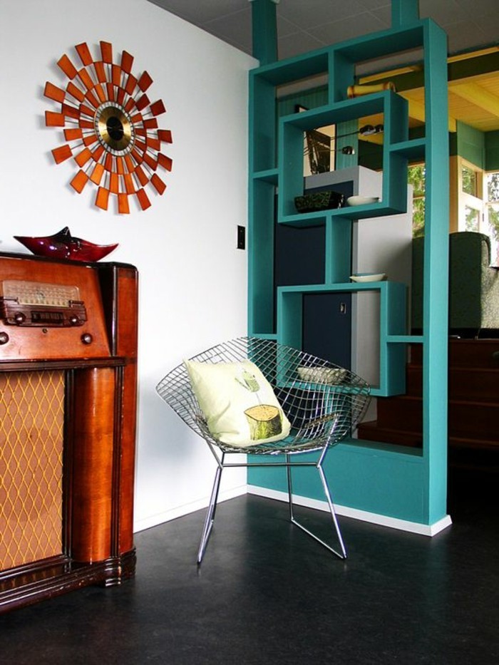 διαμέρισμα-shelf-σκάλα-ράφια-as-a διαχωριστικό τοίχο ράφι χώρο trenner δωμάτιο διαιρέτες-ράφια-σκούρο δάπεδο κομψό-καρέκλα-wanddeko