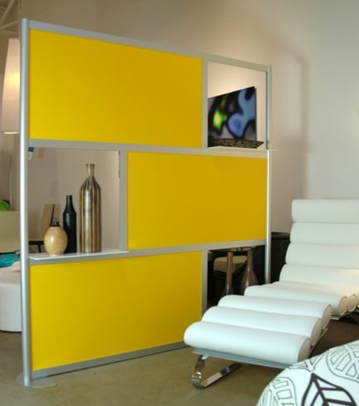 делба делба-рафт-стайни разделители-етажерки-рафтове-като преградна стена-търговска площ trenner-жълто-дизайн кожен стол