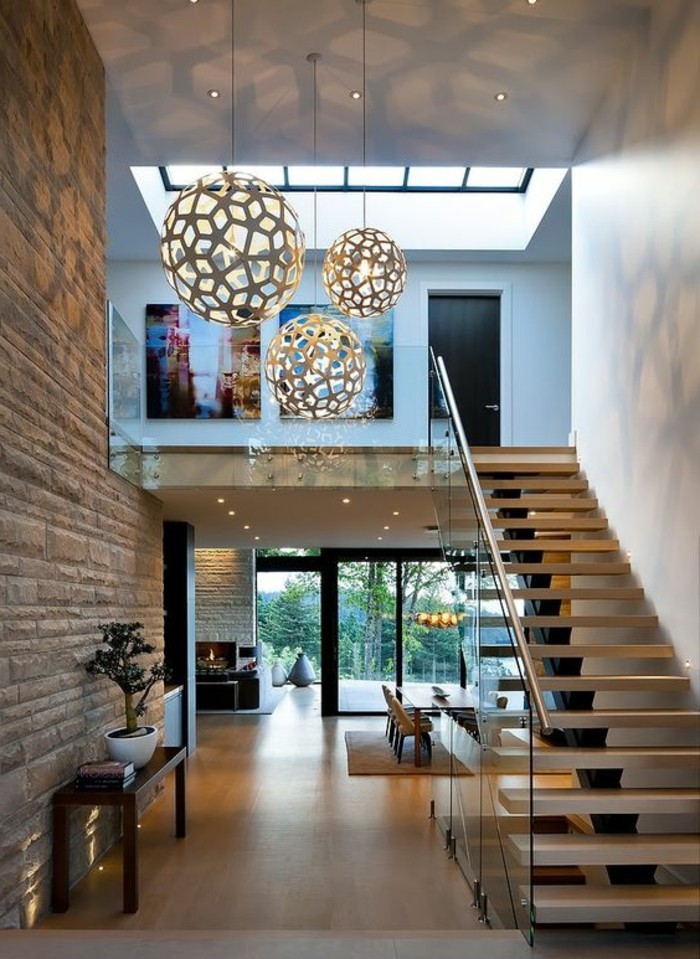 escaleras con barandillas de vidrio y elegante apartamento de diseño