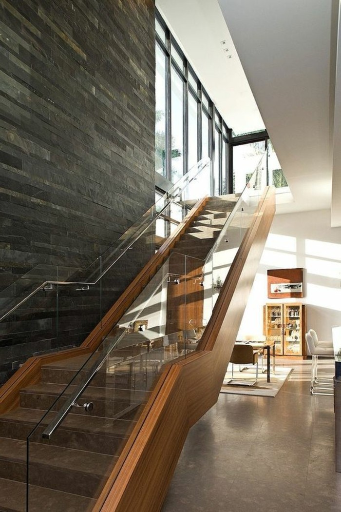 escalier avec verre de mur-balustrade massif en pierres