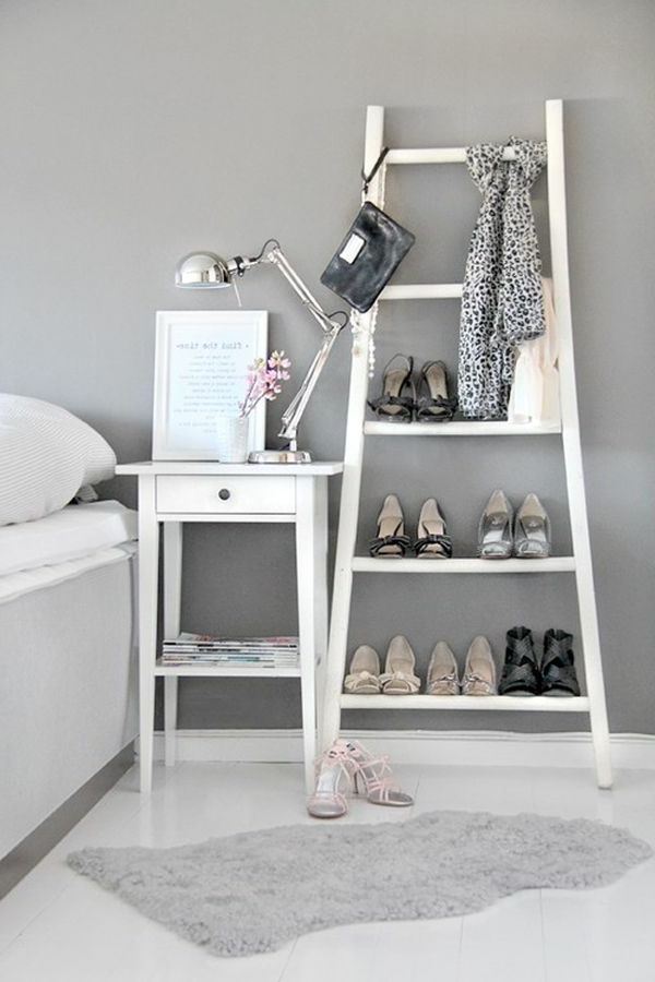 zapatos mantener escaleras blancas en el dormitorio