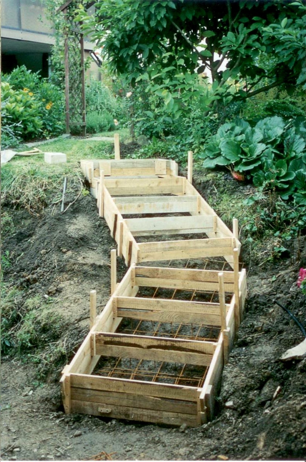 escalera-autoconstrucción-para-el-jardín-todavía en el proceso de construcción