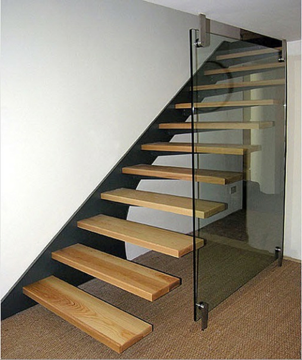 Staklena stijenka za više slobodnih lebdećih drvenih stepenica