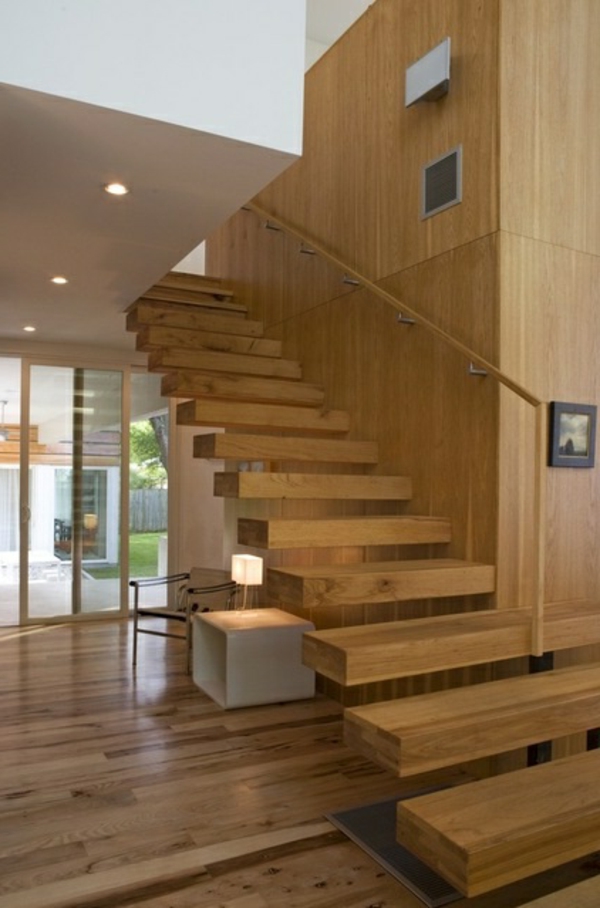 الدرج المصنوع من الخشب تحيط به العديد من النباتات الخضراء