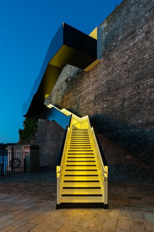 стълбище-осветяване в жълто-цвят - страхотен външен вид