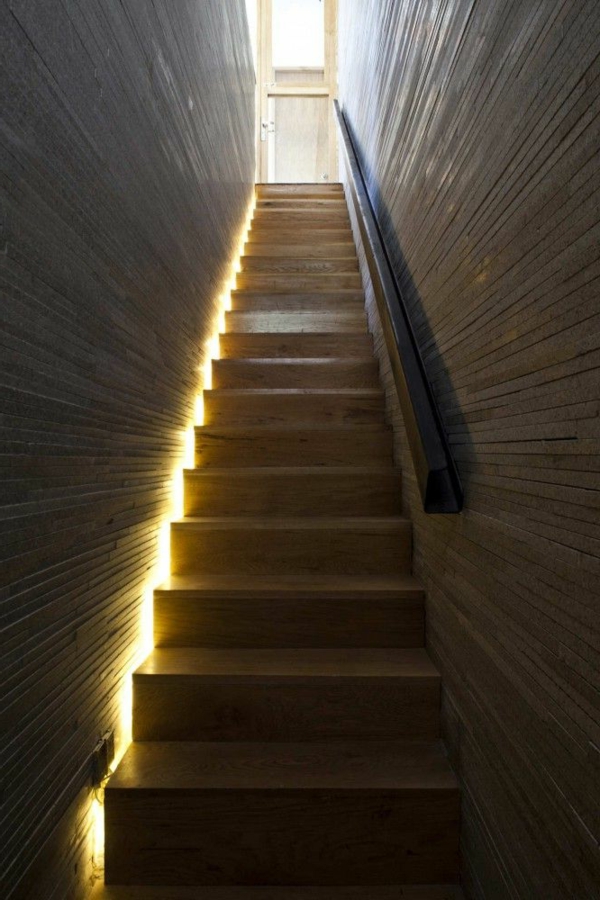 осветление на стълбище-модерен дизайн
