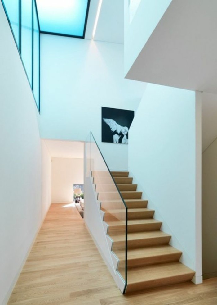rampe d'escalier en verre à la maison et galerie