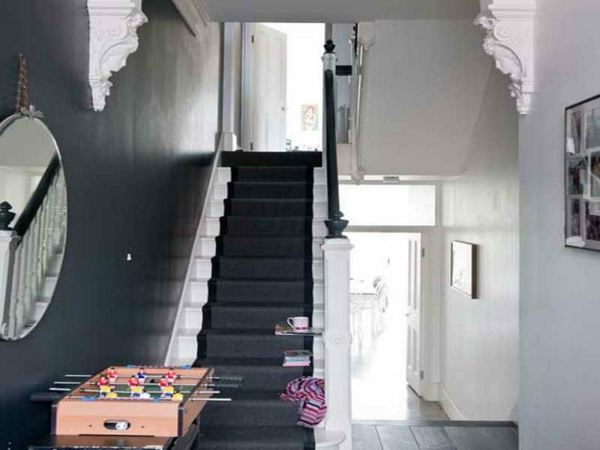 коридор модерен дизайн - кръгло огледало и стенен дизайн в черно и бяло