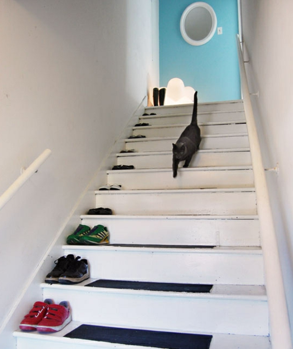 cipőtároló ötletek - cipőt rak a lépcsőn