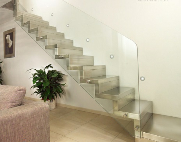 όμορφα σχεδιασμένο σαλόνι - ανεξάρτητες σκάλες από χάλυβα