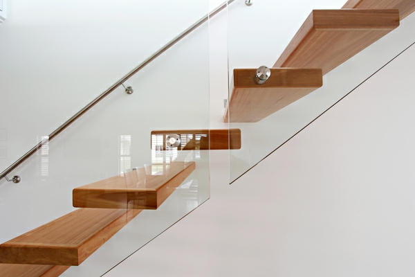 λευκό τοίχο ξύλινη σκάλα ainbauen - freischwebende σκάλες