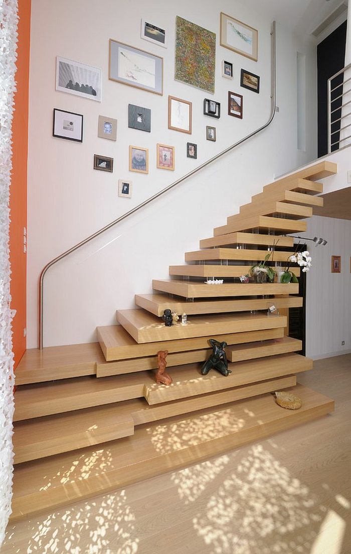 עיצוב מדרגות - מסגרות תמונה בגדלים שונים, מעקה עשוי מתכת