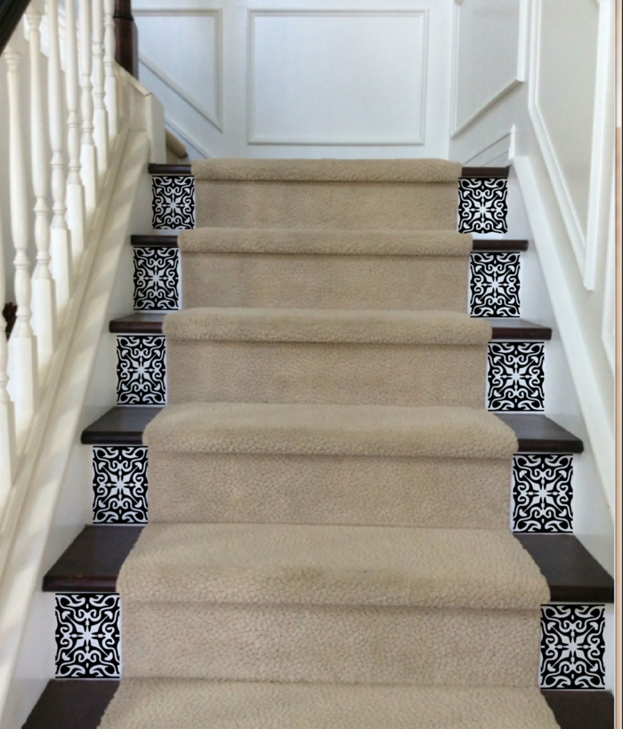 escalier noir avec des tatouages ​​muraux symétriques, coureur discret - escalier design