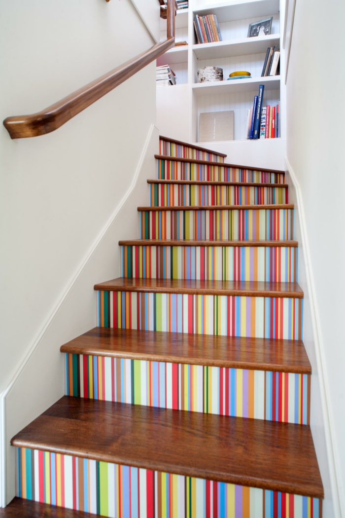 цветни стълби в дъга цвят с книга шелф - стълбищна рамка