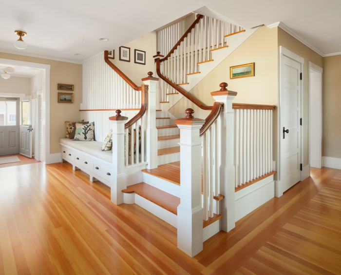 escalier blanc avec banc confortable sous le banc avec coussins et tiroirs - design d'escalier